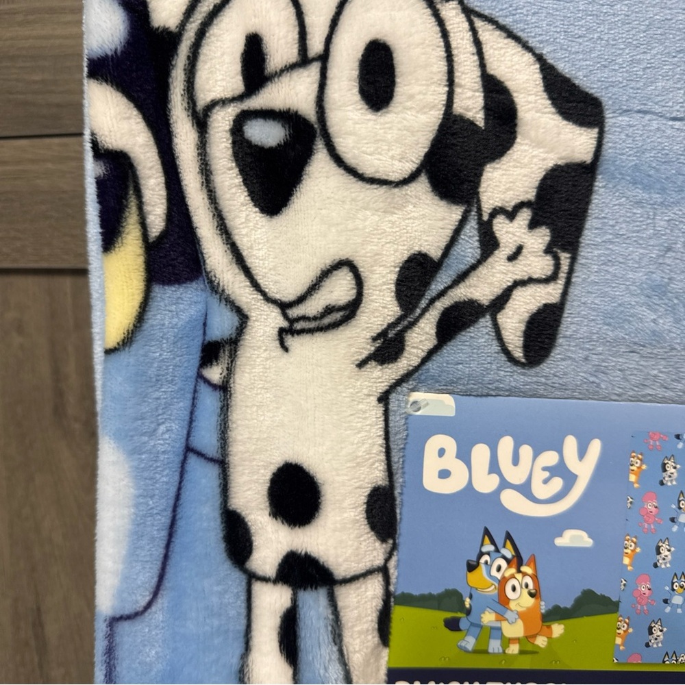 New Bluey Bingo Coco Chloe & Muffin 50" x 70" Blue Throw Blanket On Hanger - Picture 6 of 10
